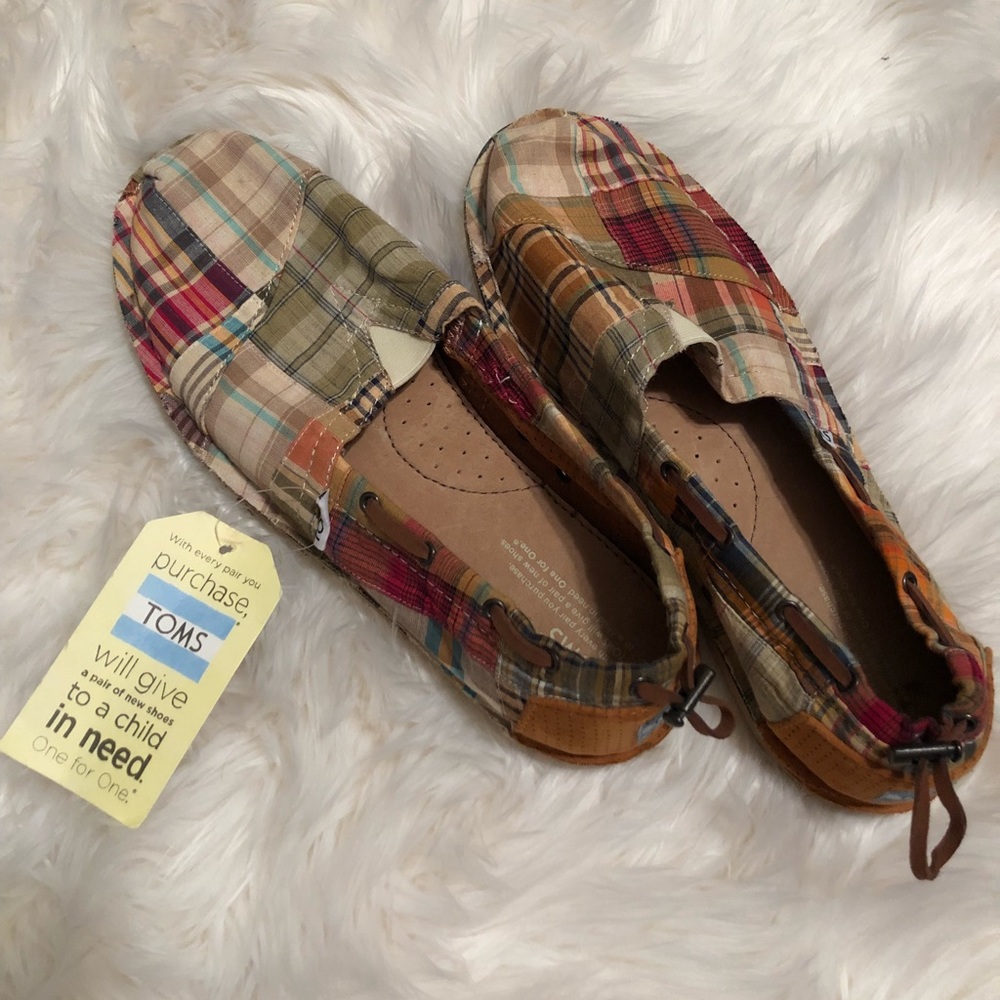 NWT GOOD LOOKING TOMS
